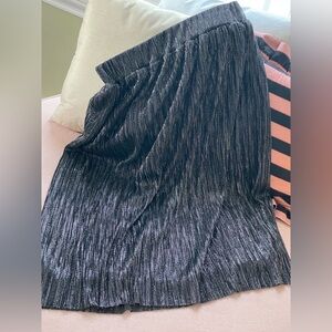 Elegant Black/Silver Pleated Skirt SZ Medium elastic waist